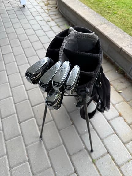 Ogio golfbag med ställ och järnklubbor