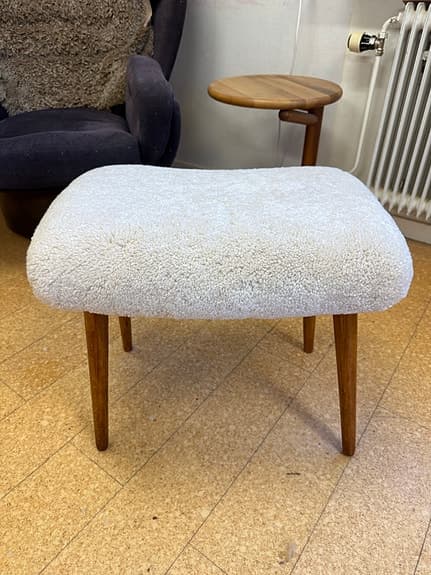 50 40 tall Dansk Svensk pall i ny mjuk fårskinn.