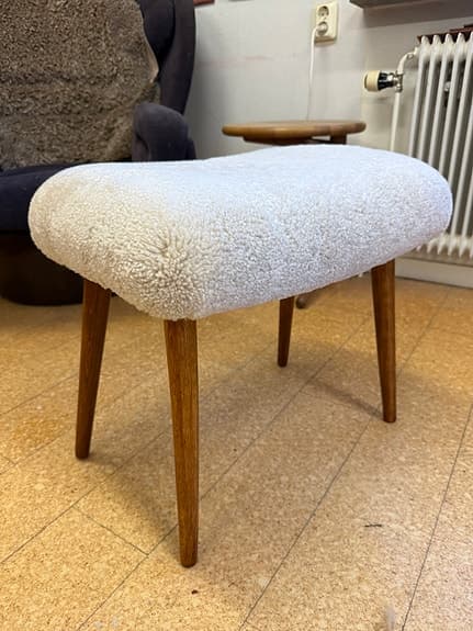50 40 tall Dansk Svensk pall i ny mjuk fårskinn.