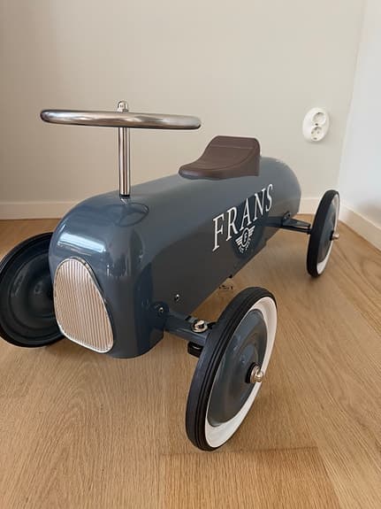 Barnbil i plåt med namn