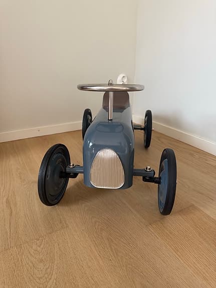Barnbil i plåt med namn