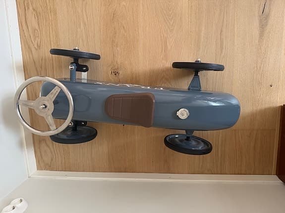 Barnbil i plåt med namn