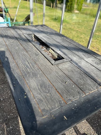 Svart trädgårdsbord i furu med kryssben