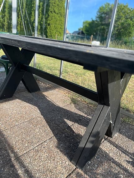Svart trädgårdsbord i furu med kryssben