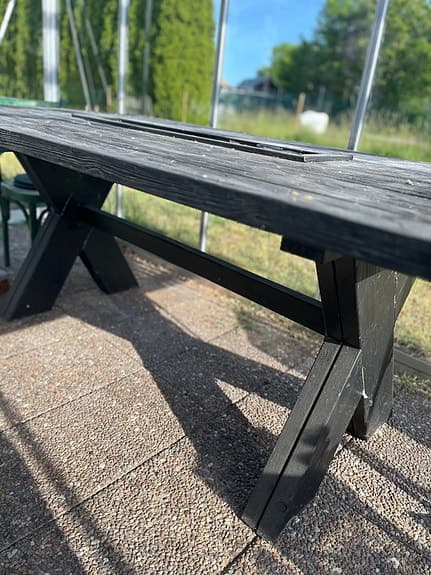 Svart trädgårdsbord i furu med kryssben