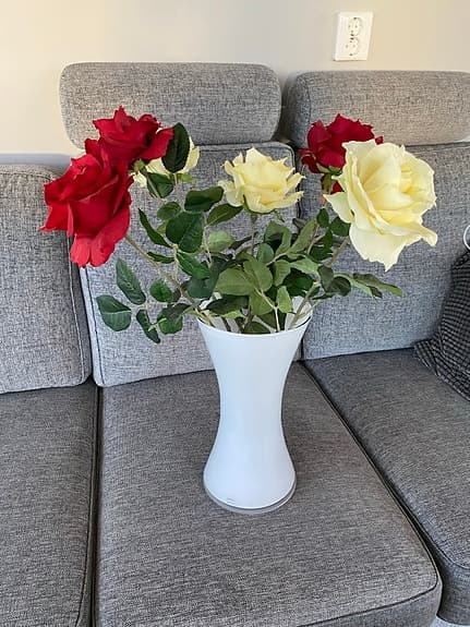 Stor vas med fina konstgjorda rosor