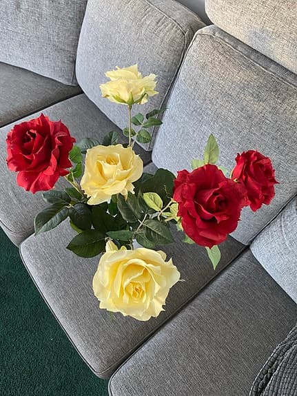Stor vas med fina konstgjorda rosor