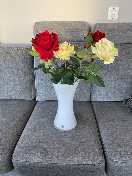 Stor vas med fina konstgjorda rosor