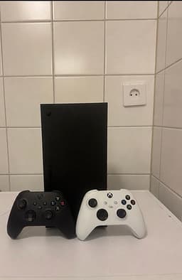 Xbox Series X spelkonsol med två handkontroller