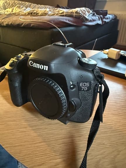 Canon EOS 7D digital systemkamera med objektiv och Manfrotto-stativ