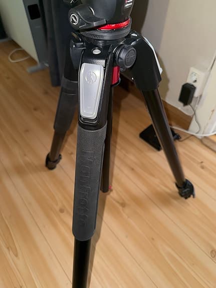 Canon EOS 7D digital systemkamera med objektiv och Manfrotto-stativ