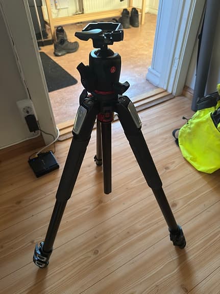 Canon EOS 7D digital systemkamera med objektiv och Manfrotto-stativ