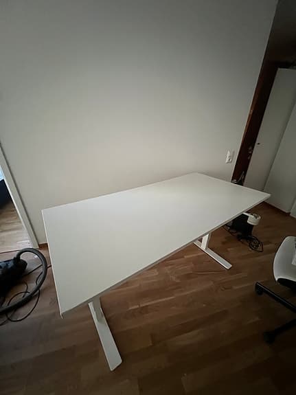 Vitt skrivbord med vevbar höj- och sänkfunktion