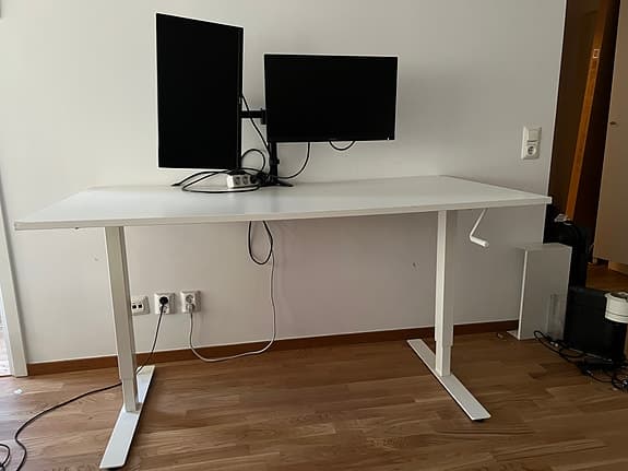 Vitt skrivbord med vevbar höj- och sänkfunktion
