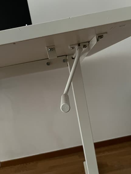 Vitt skrivbord med vevbar höj- och sänkfunktion