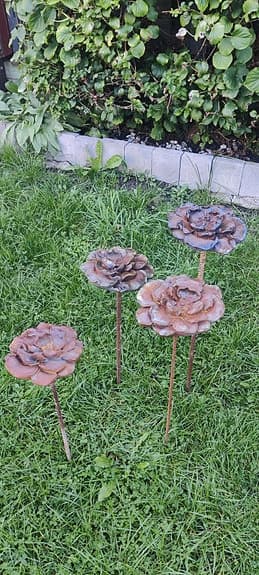 Trädgårdsdekoration blommor