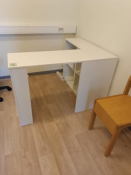 Vitt hörnskrivbord med hyllor