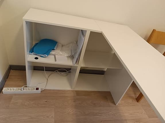 Vitt hörnskrivbord med hyllor