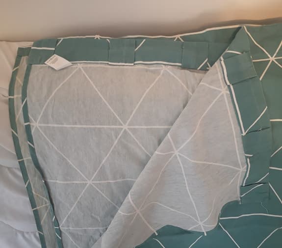 Gardin par i vacker grön färg