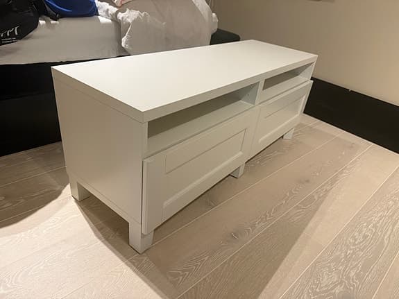 Vitt bänk med 2 lådor.