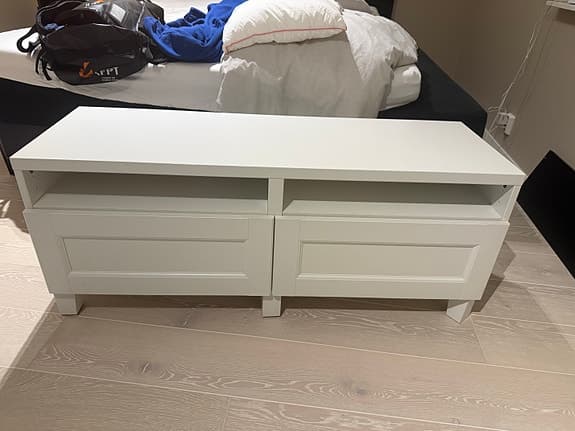 Vitt bänk med 2 lådor.
