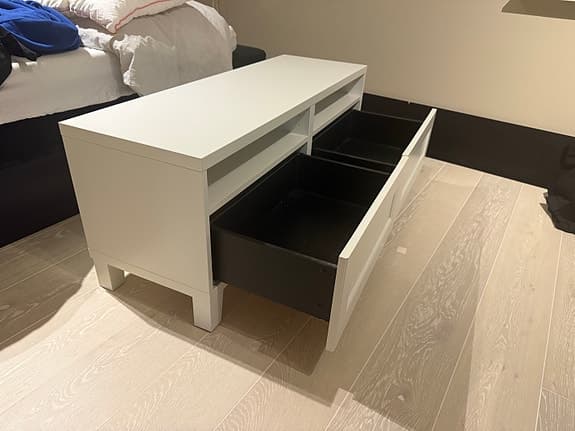 Vitt bänk med 2 lådor.