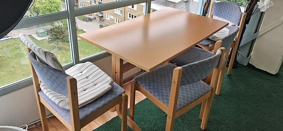 IKEA matbord med 3 stolar i trä