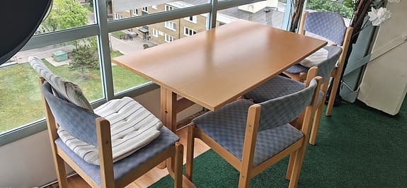 IKEA matbord med 3 stolar i trä