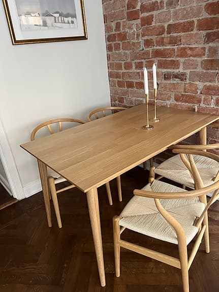 Matbord i massiv ek
