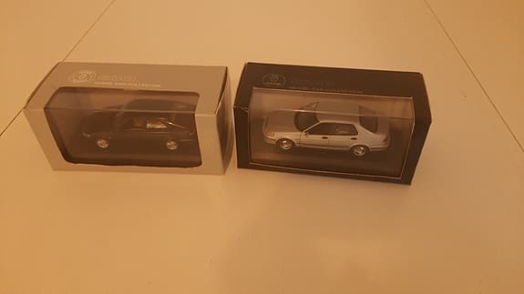 Autentiska SAAB-modellbilar 1:43 i ask – 93 och 95