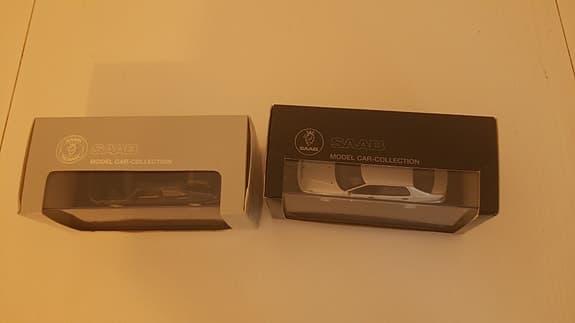 Autentiska SAAB-modellbilar 1:43 i ask – 93 och 95