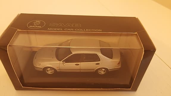 Autentiska SAAB-modellbilar 1:43 i ask – 93 och 95