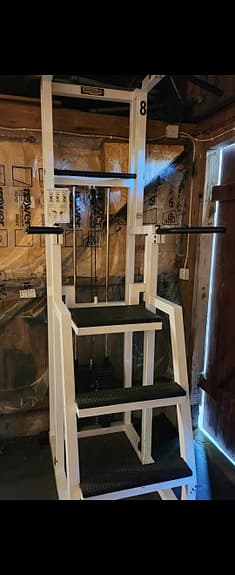 Träningsmaskiner benpress och dips/chins-station