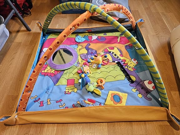 Tiny Love Kick & Play babygym med leksaker