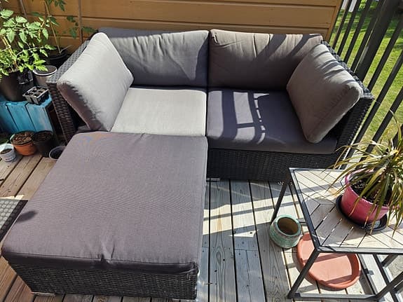 Utemöbel hörnsoffa med fotpall – rattan, grå dyna.