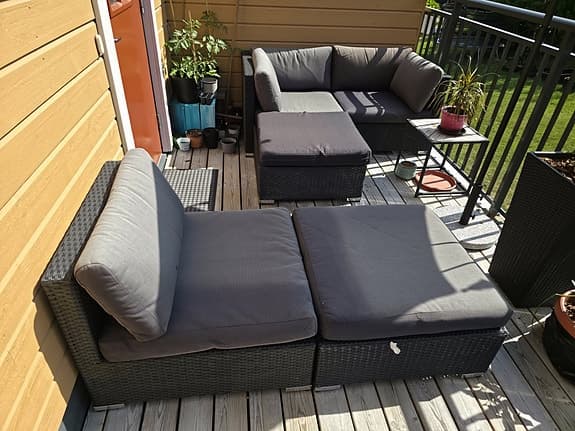 Utemöbel hörnsoffa med fotpall – rattan, grå dyna.