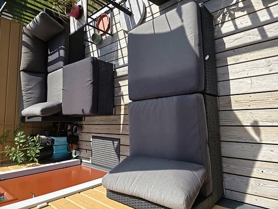 Utemöbel hörnsoffa med fotpall – rattan, grå dyna.