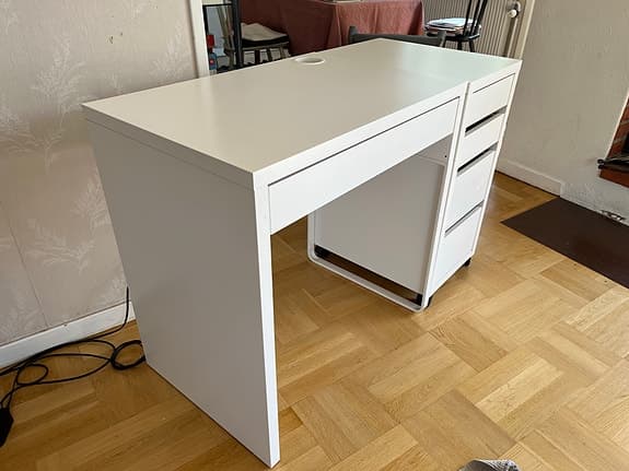 Micke skrivbord + hurts från IKEA