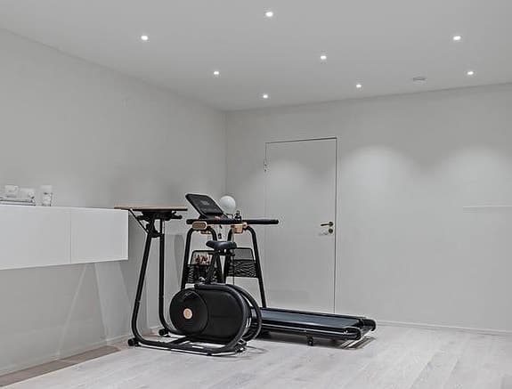 Svart motionscykel med display från Horizon