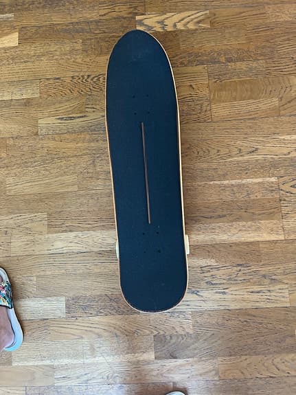 Skateboard med träbräda och vita hjul