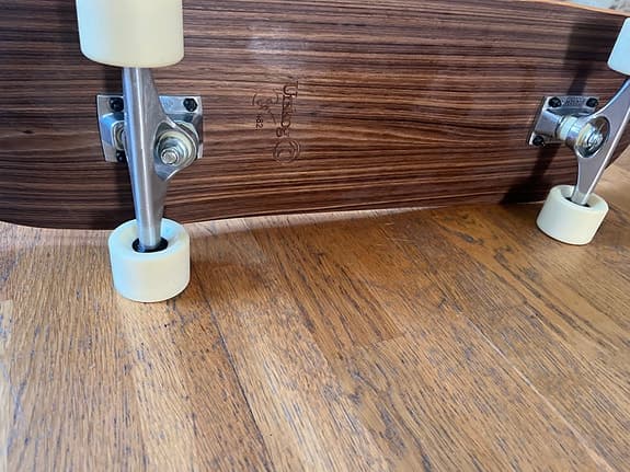 Skateboard med träbräda och vita hjul
