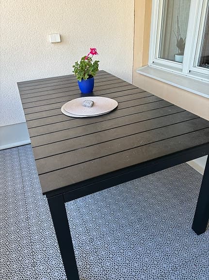 Svart utebord