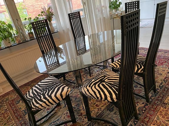 Matbord med glasskiva och 6 stolar i svart lack