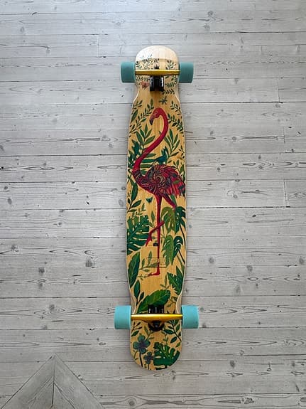 Galet snygg och skön Longboard i trä med flamingomotiv