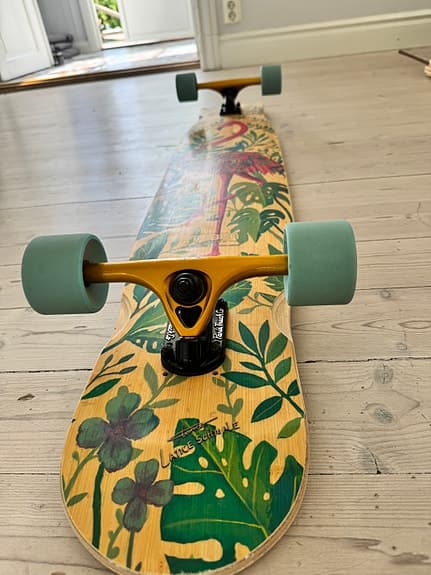 Galet snygg och skön Longboard i trä med flamingomotiv