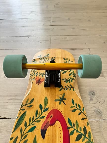 Galet snygg och skön Longboard i trä med flamingomotiv