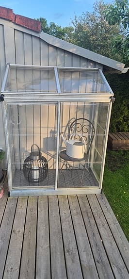 Litet växthus i glas och aluminium