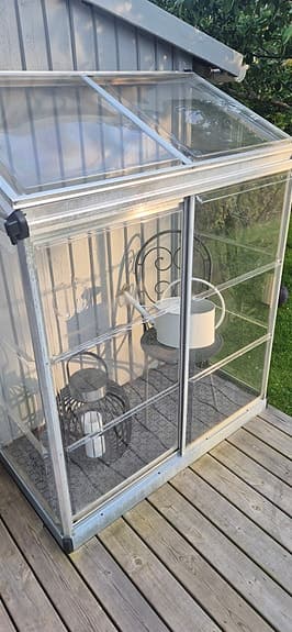 Litet växthus i glas och aluminium