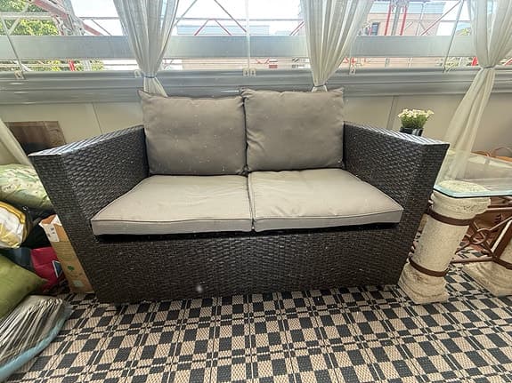 Hillerstorp loungeset i konstrotting med grå dynor