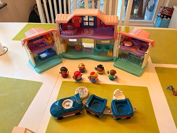 Fisher-Price Little People lekhus med figurer och tåg